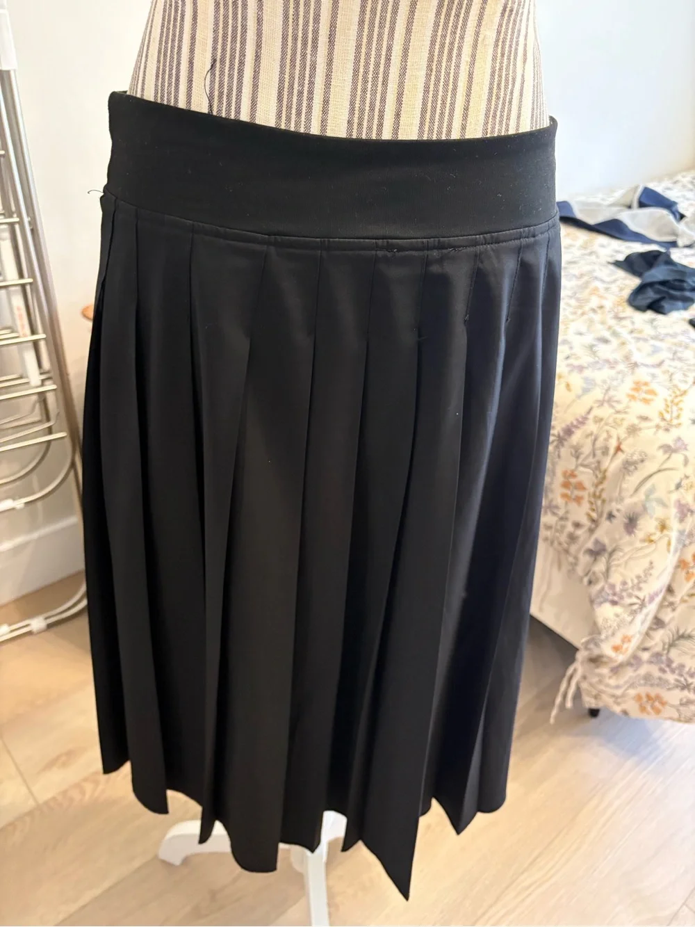 Black Pleated Women's Skirt by The Slim Skirt sz M athletic lightweight knee